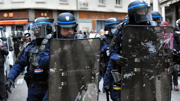 Полиция Франции избивает фанатов "Ливерпуля" дубинками